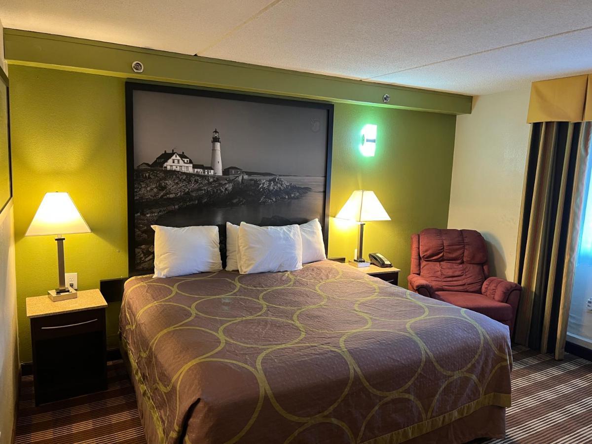Super 8 By Wyndham Bangor Hotel Exterior photo