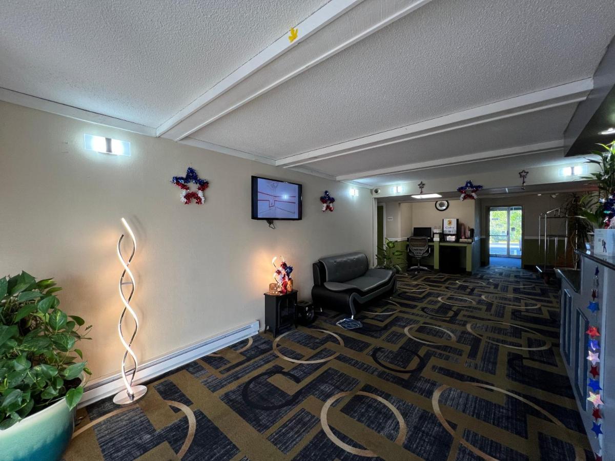 Super 8 By Wyndham Bangor Hotel Exterior photo